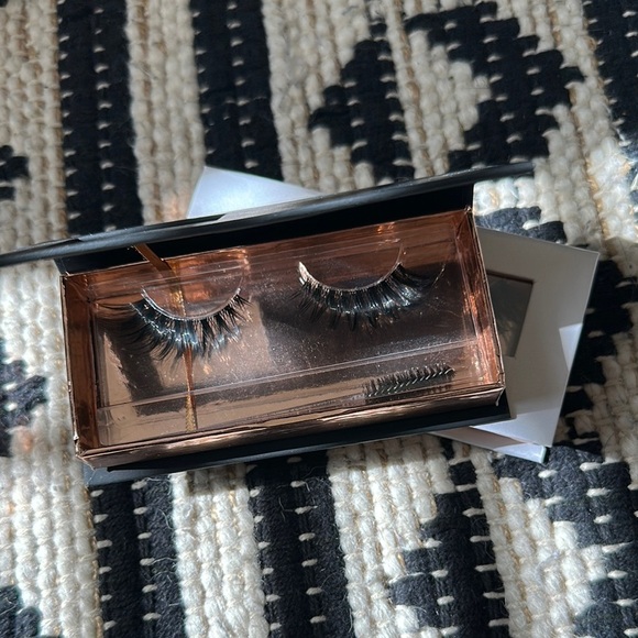 New two-piece set Luxurious Black False Eyelashes - Picture 3 of 3